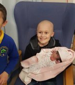 La numai 9 ani s-a luptat cu cancerul cât să apuce să își cunoască sora nou-născută