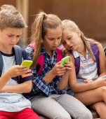 Un tată creează o aplicație care blochează telefonul copilului dacă acesta nu le răspunde părinților