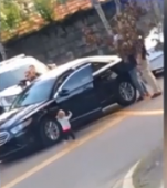 VIDEO: Un copil de 2 ani se predă poliției cu mâinile sus în timp ce părinții lui sunt arestați