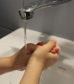 Copiii sunt amenințați de gripă iar în școli nu există săpun la toalete. Ce spune ministrul? Dați-le șervețele umede de acasă