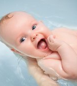 Ai voie să bagi apă în urechile bebelușului când îi faci băiță?