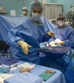 A ieșit tifonul prin uretră! O fetiță în stare gravă din cauza unui tifon uitat la o operație veche