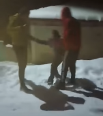 VIDEO - Copil bătut cu pumni și picioare și abandonat în plină stradă