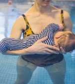 O mamă este dată afară de la piscină pentru că alăpta și nu este voie cu mâncare lângă apă