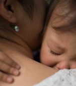 O fetiță de 3 ani a fost găsită alături de mama ei decedată 