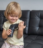 Un copil de 4 ani și-a împușcat mama gravidă în față