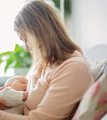 Un bebeluș salvează viața mamei lui, refuzând să sugă la sânul care avea o tumoare