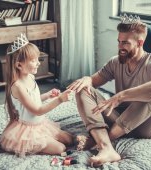 Tăticii sunt părinți mai fericiți decât mamele, conform unui studiu