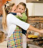 Dacă îți pui familia pe primul loc, nu înseamnă neapărat că ești o mamă mai bună