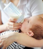 O bonă vinovată pentru uciderea unui fetițe de 8 luni: a forțat-o să bea 300 ml de lapte în 30 de secunde