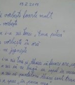 O învățătoare a pus o elevă să raporteze fiecare mișcare a unui coleg cu cerințe educative speciale