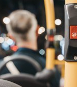 O fetiță din Zalău a murit după ce a căzut dintr-un microbuz în mers