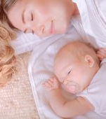 Un studiu dezvăluie până la ce vârstă trebuie să doarmă bebelușii cu mamele lor