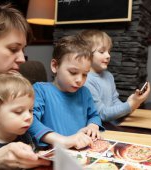 Un restaurant oferă reduceri părinților care au copii cuminți