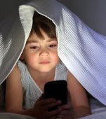 Părinți, nu lăsați copiii să doarmă cu telefoanele în cameră, spun specialiștii