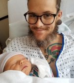 Primul bărbat care a născut a dezvăluit de ce nu ar mai repeta experiența