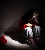 Un copil de un an și jumătate a fost abandonat în scara unui bloc!