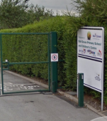 O mamă a bătut o bunică în fața școlii pentru că mergea prea încet