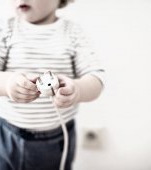 Îngrozitor! O mamă își găsește bebelușul strangulat cu firul de la monitorul de supraveghere