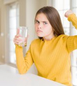 Studiu îngrijorător: copiii români pe locul 2 la obezitate în Europa și beau suc în loc de apă