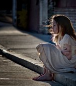 Atacuri la Paris în urma unor știri false! Rromi din Bulgaria și România sunt acuzați că fură copii pentru organe 