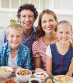 Micul dejun în familie poate să ajute copilul în a-și crește imaginea de sine