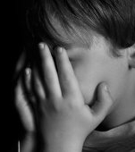 VIDEO: Un tată din Galați se filmează în timp ce-și maltratează copiii