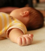 VIDEO | Tragedie la creșă! Un bebeluș a murit, după ce educatoarea s-a așezat pe el