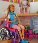 Acum există păpuși Barbie cu dizabilități și în scaun cu rotile