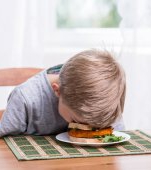 Cornuri tari și iaurt în pahare murdare, oferite elevilor. Părinții sunt revoltați