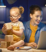 Studiu: copiii mamelor care lucrează se descurcă mai bine la școală și acasă