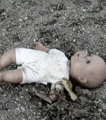 Un copil de 3 ani a murit după ce a căzut în fosa septică din incinta școlii