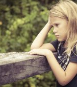 Umilință în clasă: o învățătoare i-a tăiat părul unei eleve și părinții o dau în judecată