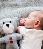 Bebelușii inteligenți dorm puțin și se trezesc noaptea des