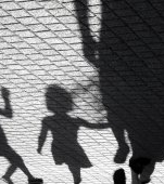 Cazul îngrijitoarelor care învață copiii să injure degenerează: un părinte a bătut-o pe șefa creșei