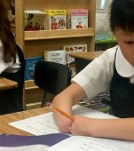 Impresionant! Un copil fără mâini câștigă un concurs național de caligrafie