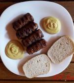 APC: Românii au mâncat de 1 Mai mititei ce conțin carmin, muștar cu gumă xantan și pâine cu zahăr și aditivi