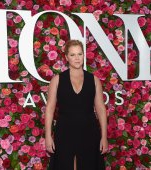 Amy Schumer a născut în aceeași zi cu Meghan Markle. Iată prima poză cu bebelușul ei