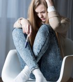 O adolescentă de 13 ani din Gorj este însărcinată, iar tatăl copilului este vecinul ei de 63 de ani