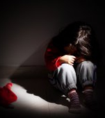 Cumplit! O fetiță de 2 ani găsită lângă cadavrele părinților ei morți de 9 zile