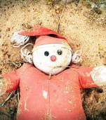 O fetiță de 15 ani arestată pentru că a încercat să își îngroape bebelușul