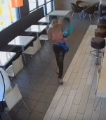 VIDEO: O femeie filmată răpind un copil dintr-un restaurant fast-food 