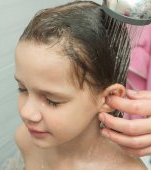 3 complicații care pot să apară dacă îi intră apă în urechi copilului