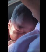 VIDEO: O mamă a născut al patrulea copil în mașină, cu ceilalți trei pe bancheta din spate