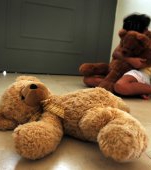 Un judecător condamnă „o mamă păcătoasă” pentru că și-a lăsat soțul să îi violeze fiica