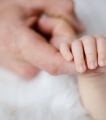 Avertismentul dureros al unei mame, după ce bebelușul ei a căzut din pat și a rămas cu leziuni pe creier