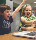 Mâine, pe 5 iunie, de Ziua Învățătorului, elevii nu vor face cursuri, dar vor merge la școală