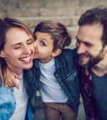 Cercetătorii au decis: tații sunt mai fericiți decât mamele