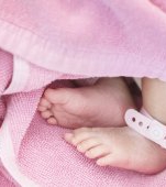 Îngerii trăiesc printre noi! Doi bărbați au salvat un bebeluș abandonat într-o pubelă