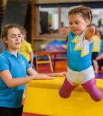 Asta da lecție de viață! Această fetiță a devenit gimnastă după ce și-a pierdut toate membrele